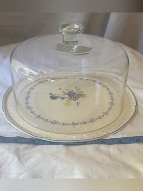 Nikki Blue Peony Ceramic Cake Plate with Glass Dome - Blue and Yellow
